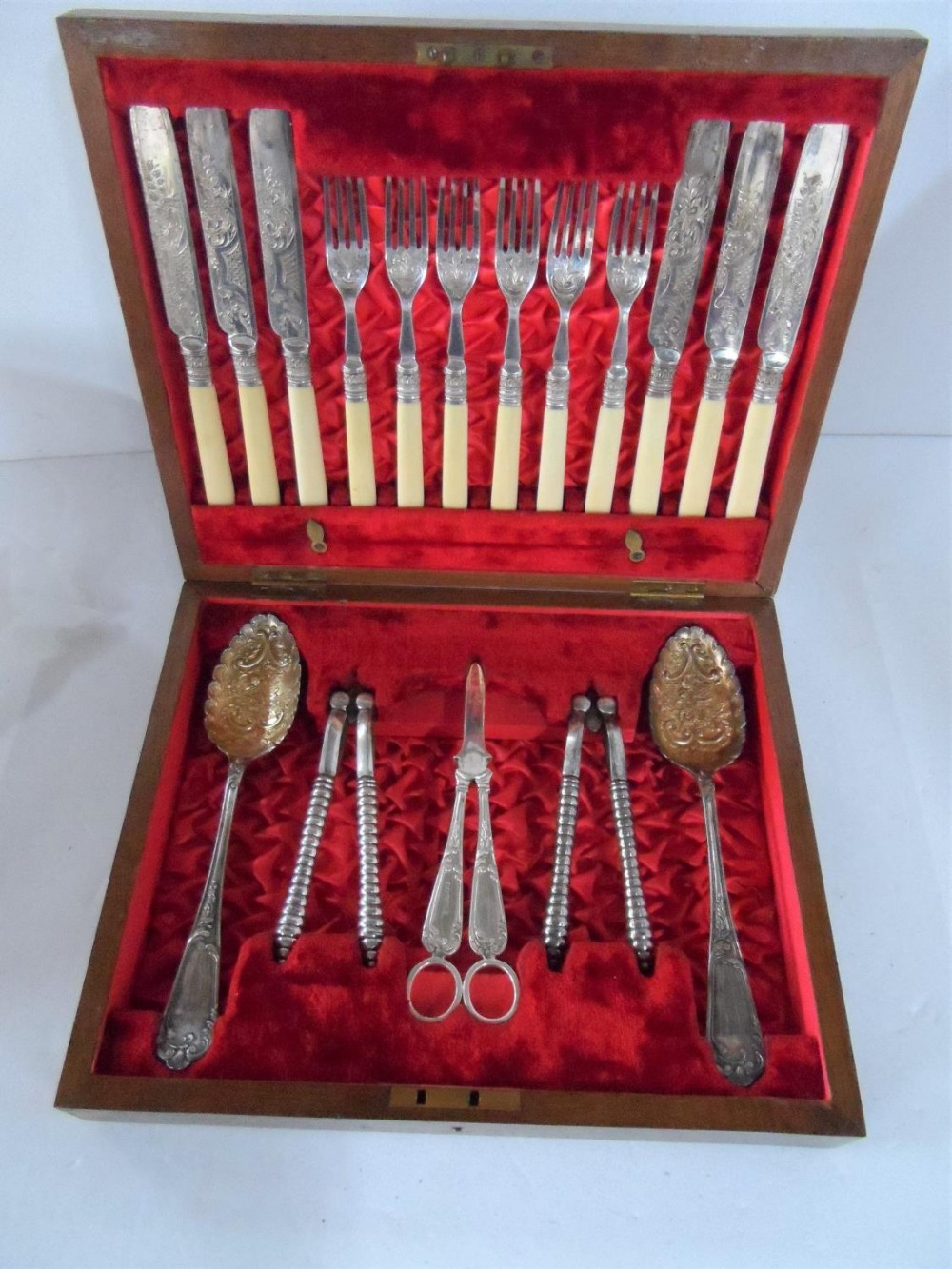 Fine quality antique boxed cutlery set complete with 6 knives & forks, 2 large Berry style serving