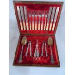 Fine quality antique boxed cutlery set complete with 6 knives & forks, 2 large Berry style serving