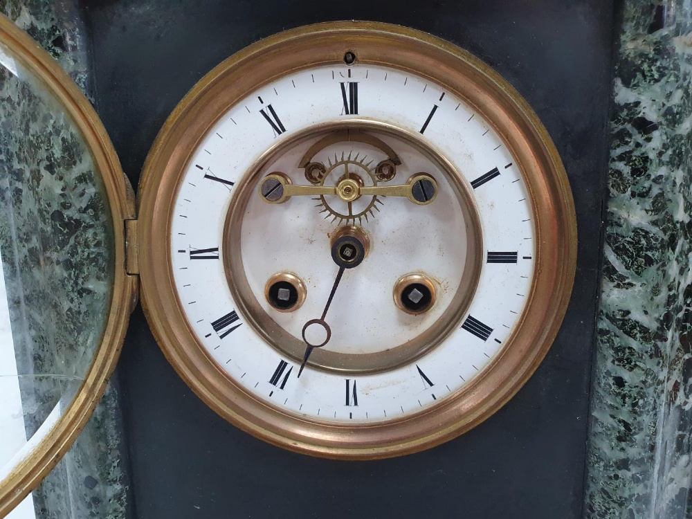 Victorian slate and marble mantle clock with key, Glass face broken - Image 3 of 6