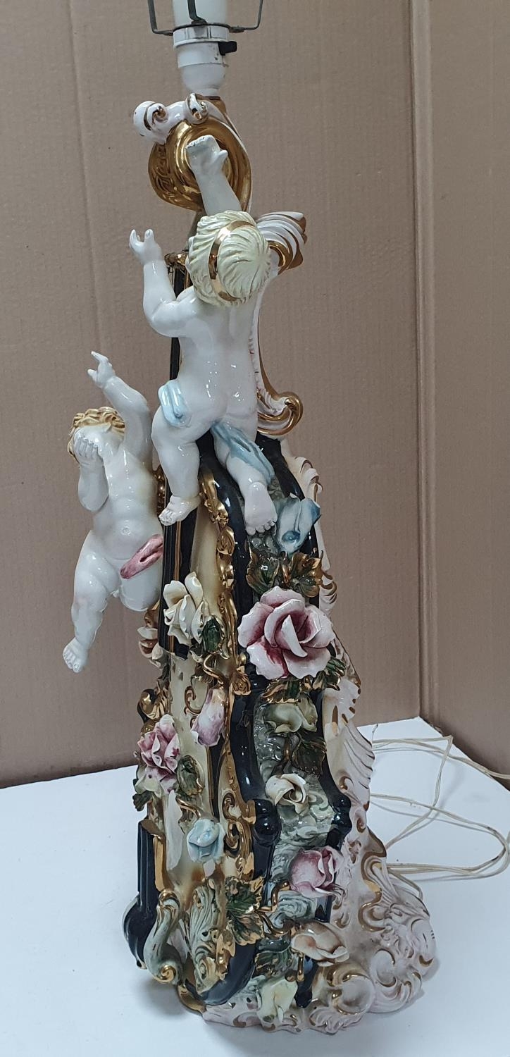 Stunning tall, ornate ceramic table lamp featuring a violin & Cherubs, 72 cm tall, minor losses' - Image 4 of 5
