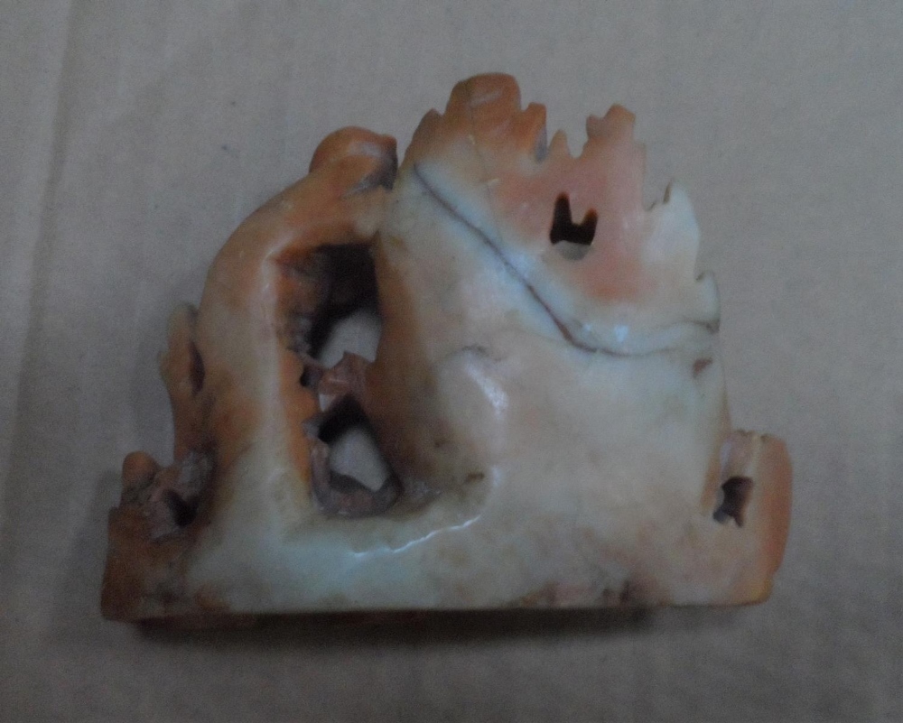Fine antique Chinese soapstone carving of a monkey, 10 cm long - Image 2 of 2