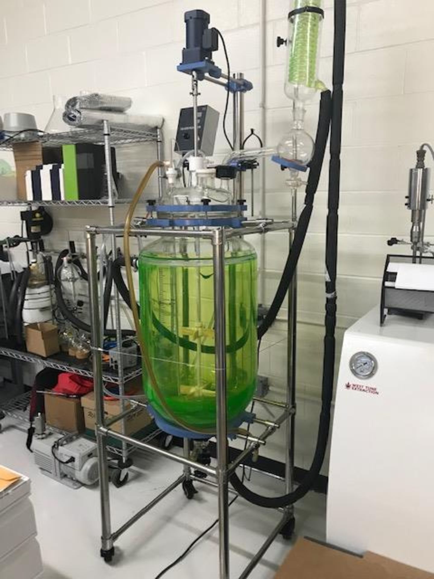 Used -Lab 1st 100 Liter Jacketed Glass Reactor. Essential equipment for distillation & filtration - Image 2 of 3