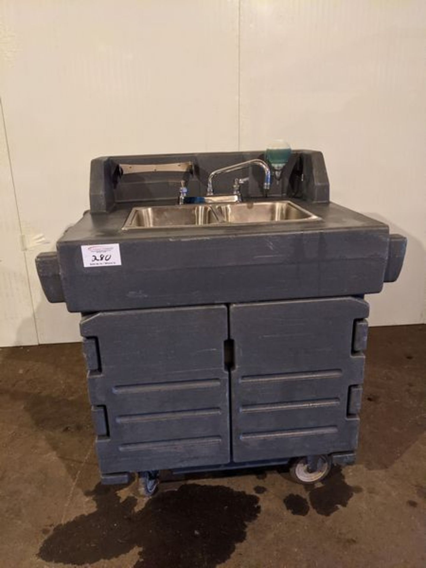 Cambro Portable Sink with Holding Tanks on Casters