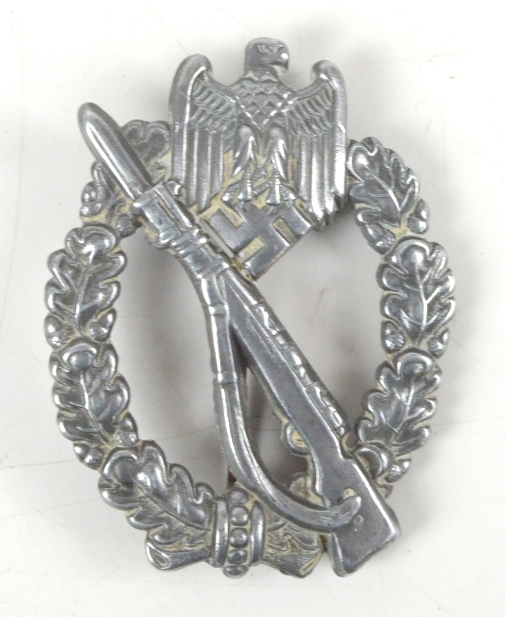 A Third Reich Infantry Assault badge, length 6cm.Additional InformationGeneral wear throughout.
