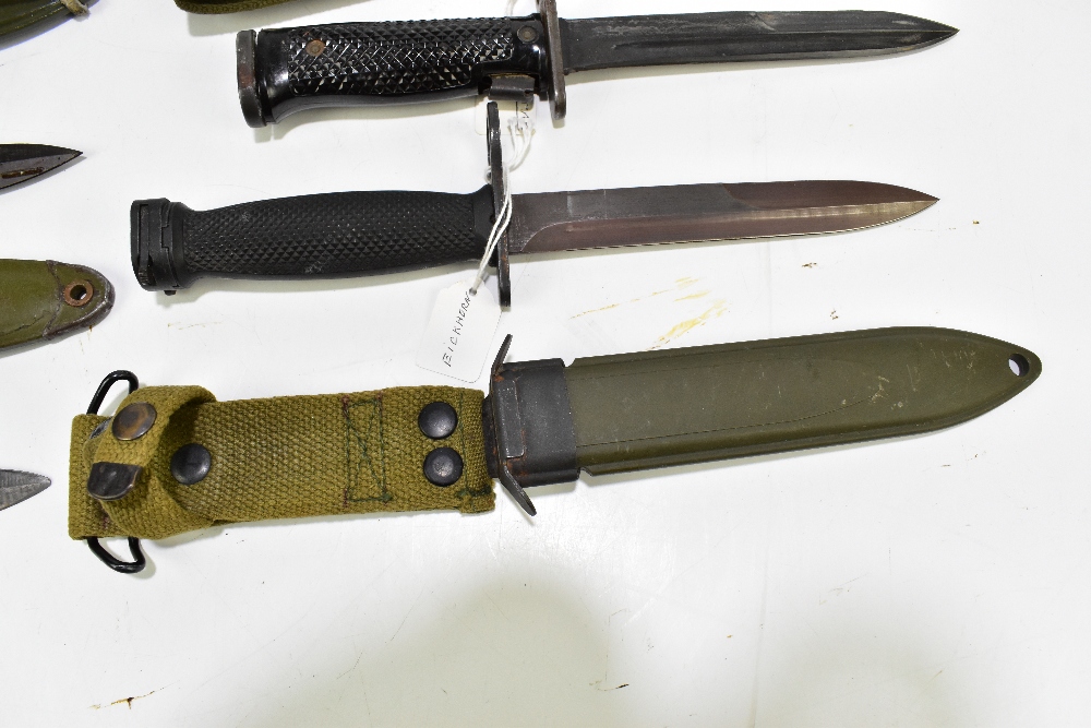 Three US M6, M7 and M8 bayonets and a Norwegian HPK AE3 (first type) bayonet, all with scabbards ( - Image 5 of 5