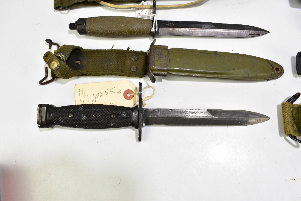 Three US M6, M7 and M8 bayonets and a Norwegian HPK AE3 (first type) bayonet, all with scabbards ( - Image 3 of 5