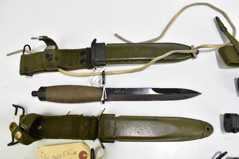 Three US M6, M7 and M8 bayonets and a Norwegian HPK AE3 (first type) bayonet, all with scabbards ( - Image 2 of 5