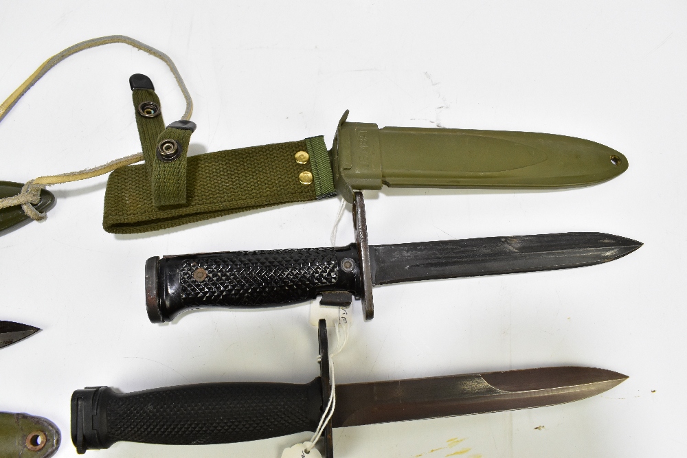 Three US M6, M7 and M8 bayonets and a Norwegian HPK AE3 (first type) bayonet, all with scabbards ( - Image 4 of 5