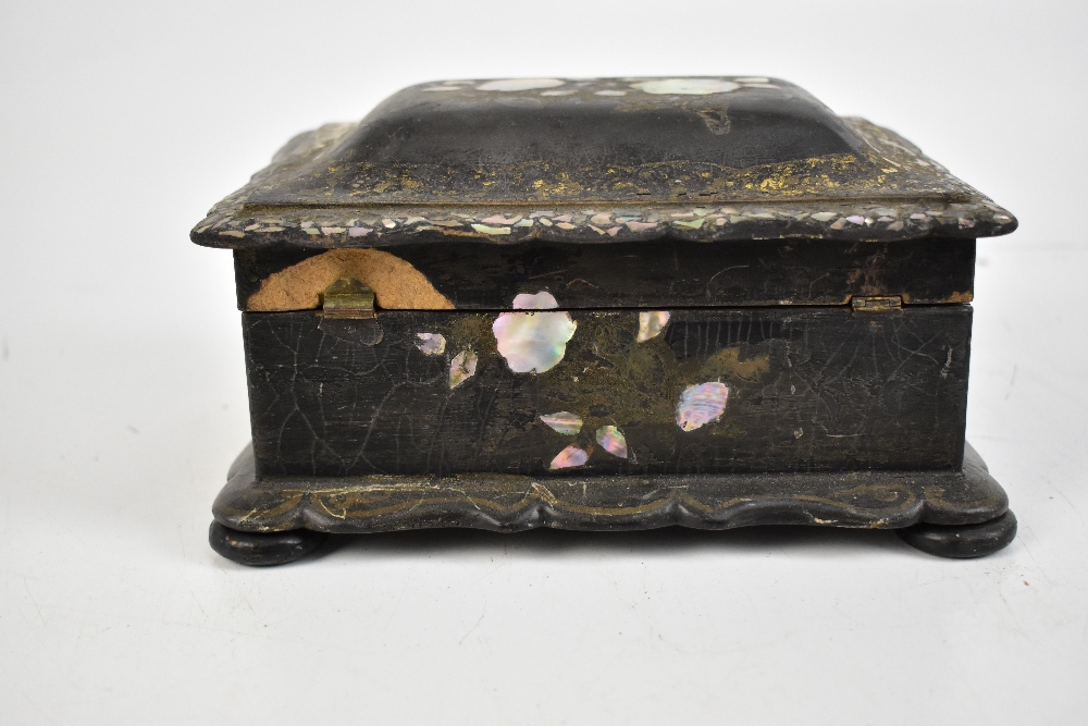 A Victorian papier-mâché work box with mother of pearl inlay and gilt scrolling decoration, width - Bild 2 aus 3