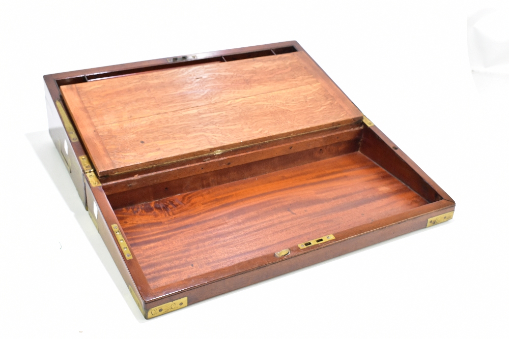 A mahogany and brass bound writing slope with campaign-style handles and drawer to left side, the - Bild 3 aus 3