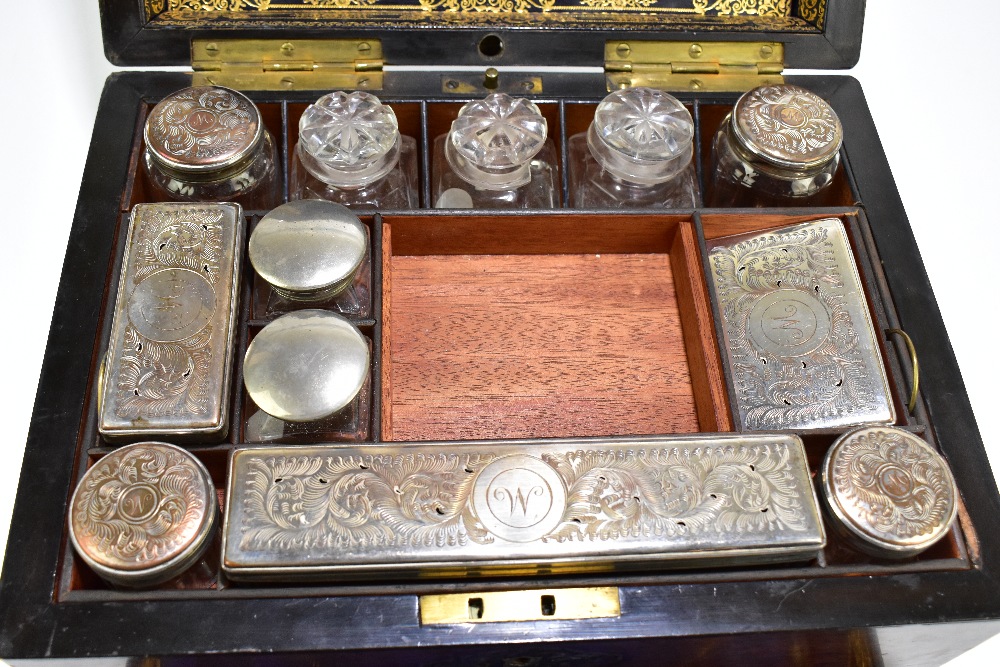 A Victorian rosewood travelling vanity set, the hinged cover with mother of pearl inlaid - Bild 6 aus 6