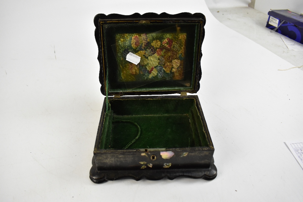 A Victorian papier-mâché work box with mother of pearl inlay and gilt scrolling decoration, width - Bild 3 aus 3