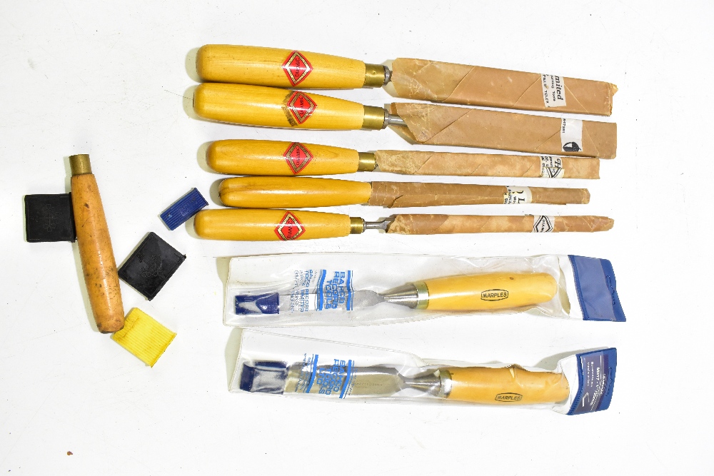 A large collection of assorted tools including braces, various chisels including Marples examples, - Bild 14 aus 15