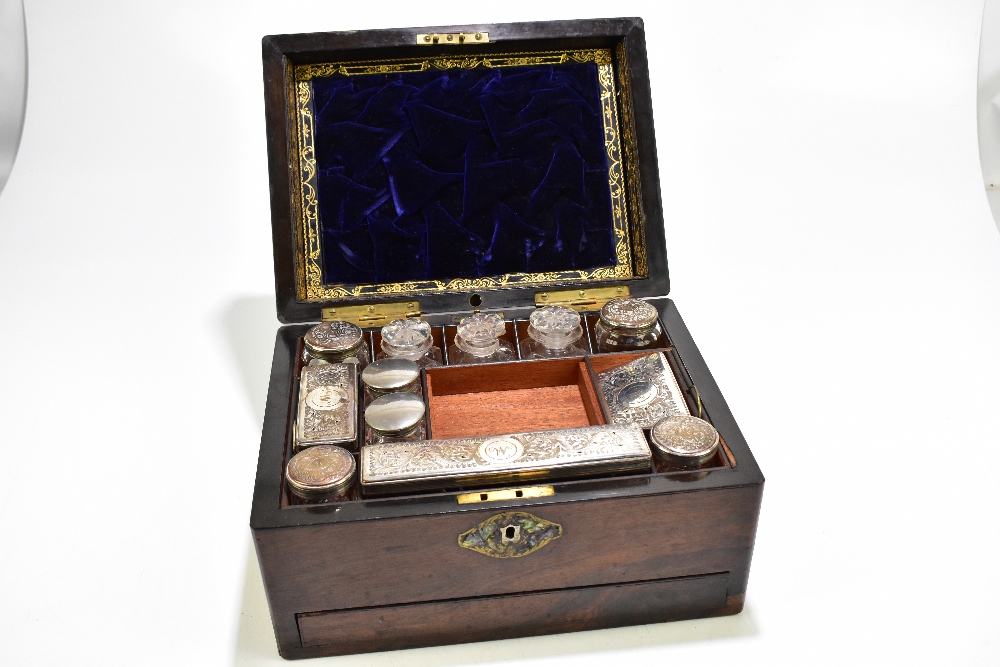 A Victorian rosewood travelling vanity set, the hinged cover with mother of pearl inlaid - Bild 5 aus 6