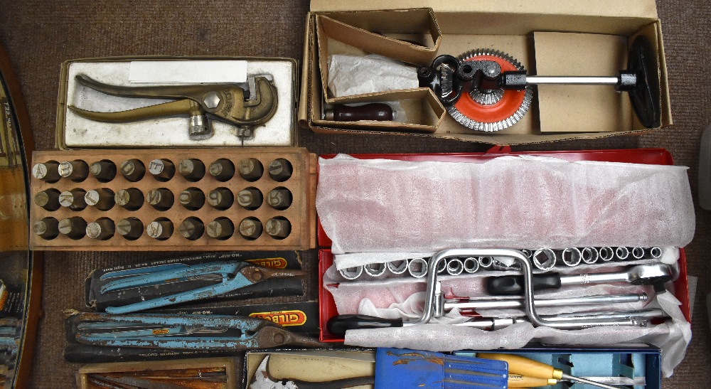 An assortment of various tools including a boxed Stanley brace, Eclipse saw set, a cased set of - Bild 2 aus 4