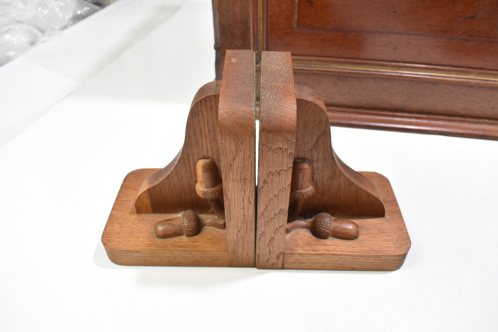 A 19th century brass table gong, height 36cm, together with a pair of light oak bookends carved with - Bild 3 aus 4
