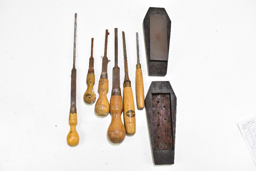 A large collection of assorted tools including braces, various chisels including Marples examples, - Bild 6 aus 15