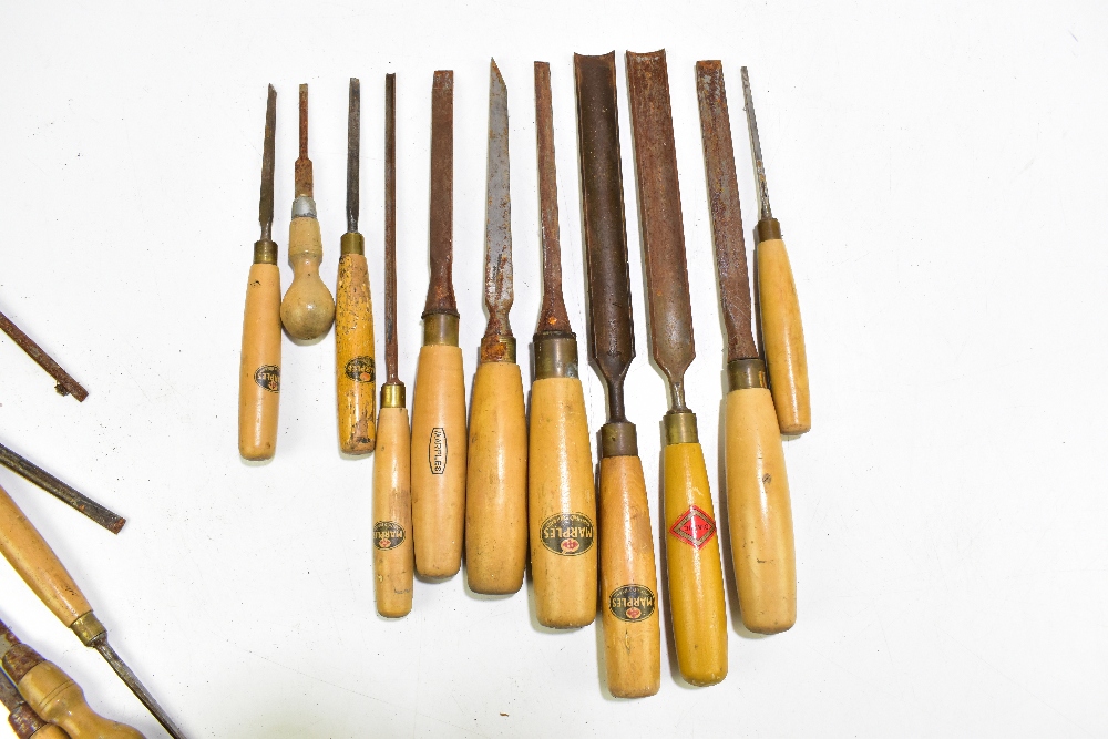 A large collection of assorted tools including braces, various chisels including Marples examples, - Bild 5 aus 15