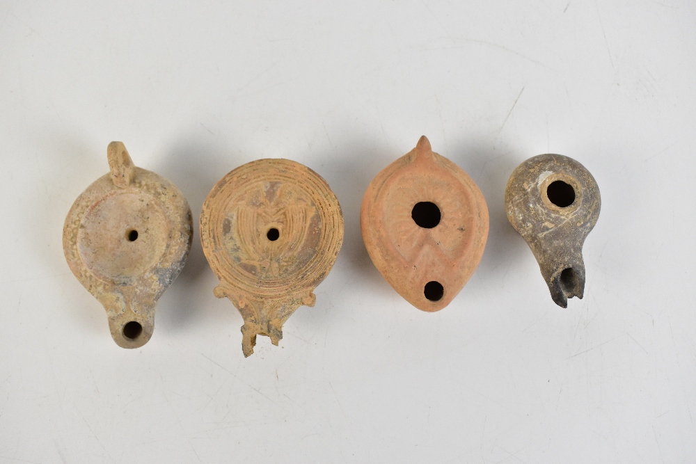 Three Roman terracotta oil lamps, one of circular form with embossed decoration, length of largest - Bild 2 aus 3