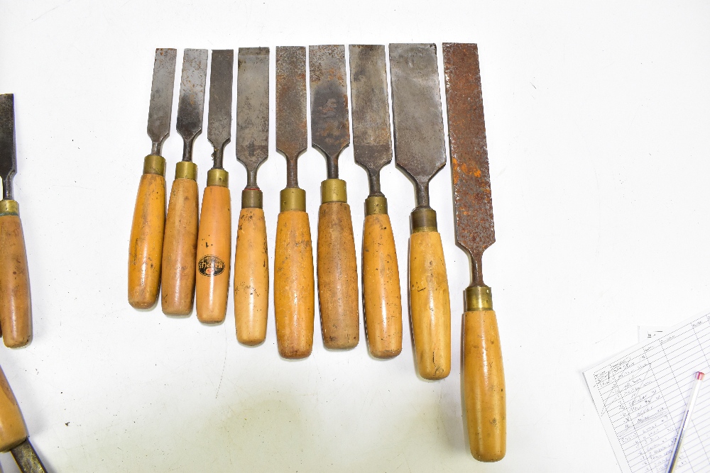 A large collection of assorted tools including braces, various chisels including Marples examples, - Bild 3 aus 15