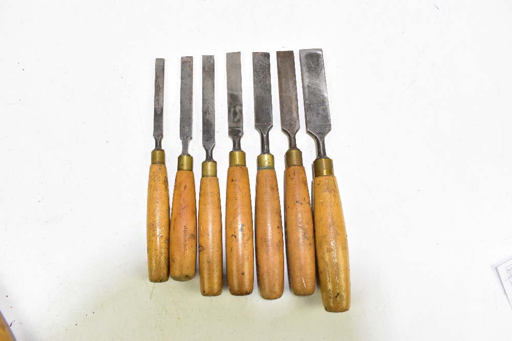 A large collection of assorted tools including braces, various chisels including Marples examples, - Bild 4 aus 15