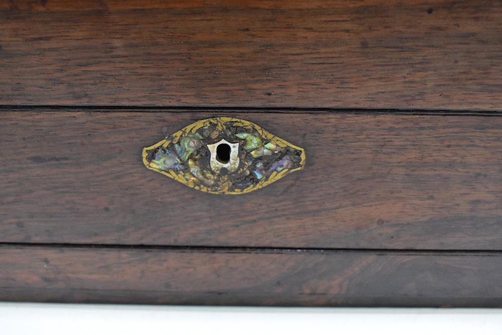 A Victorian rosewood travelling vanity set, the hinged cover with mother of pearl inlaid - Bild 4 aus 6