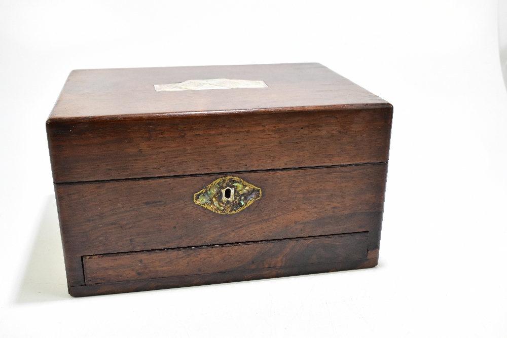 A Victorian rosewood travelling vanity set, the hinged cover with mother of pearl inlaid - Bild 2 aus 6