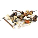 Various collectable pipes to include clay pipes, the largest has the head of an African man,