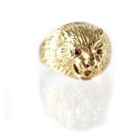 A gentlemen's hallmarked 9ct gold figural ring in the form of a lion's head,