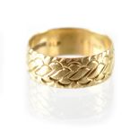 A hallmarked 9ct gold band ring with woven pattern, size S, approx 4g.