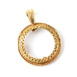 A 9ct gold necklace coin mount (vacant), approx 4.3g.