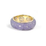 A 14ct yellow gold ladies' ring with lilac jade-effect carved insert in the Oriental style,