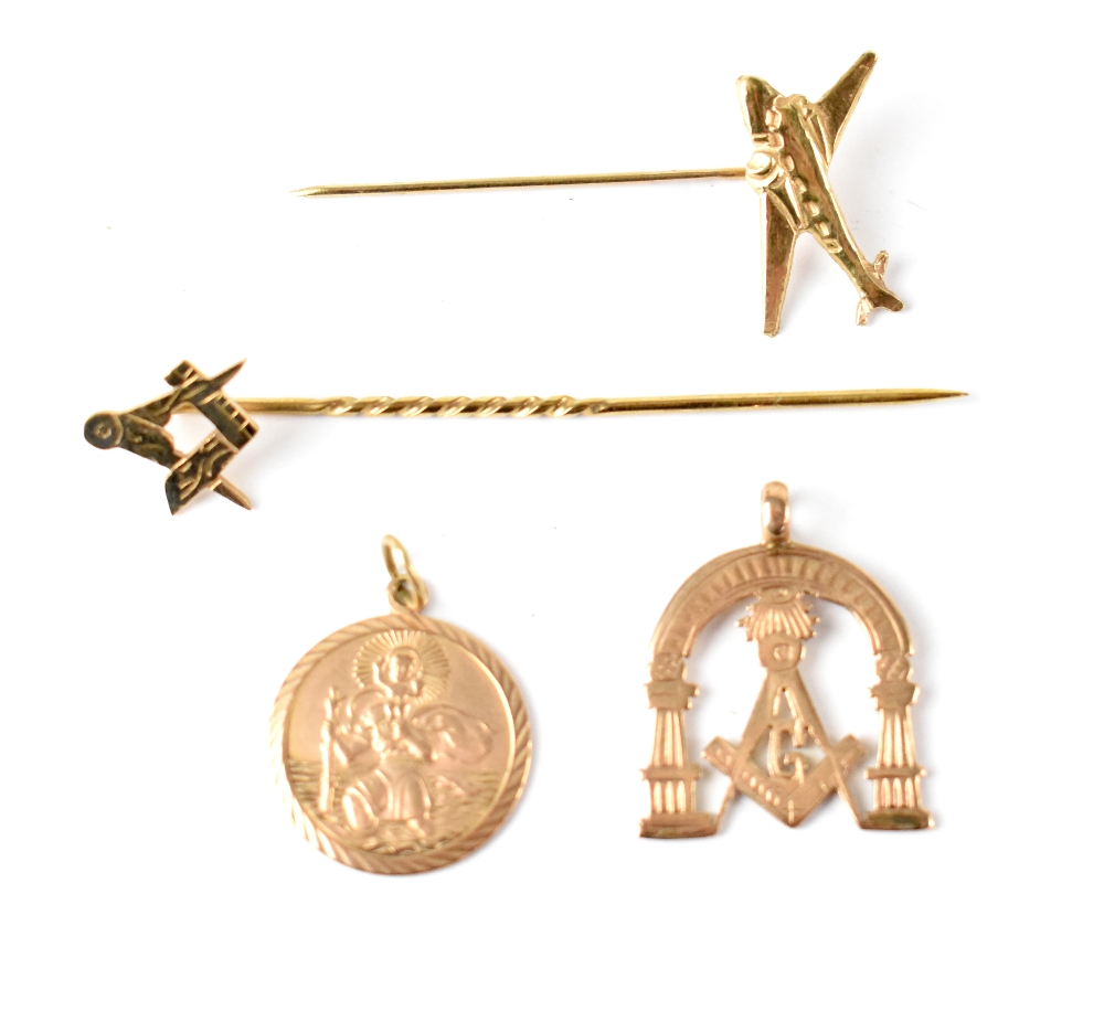 A hallmarked 9ct gold Masonic pendant with set square, compass and 'G' under royal arch,