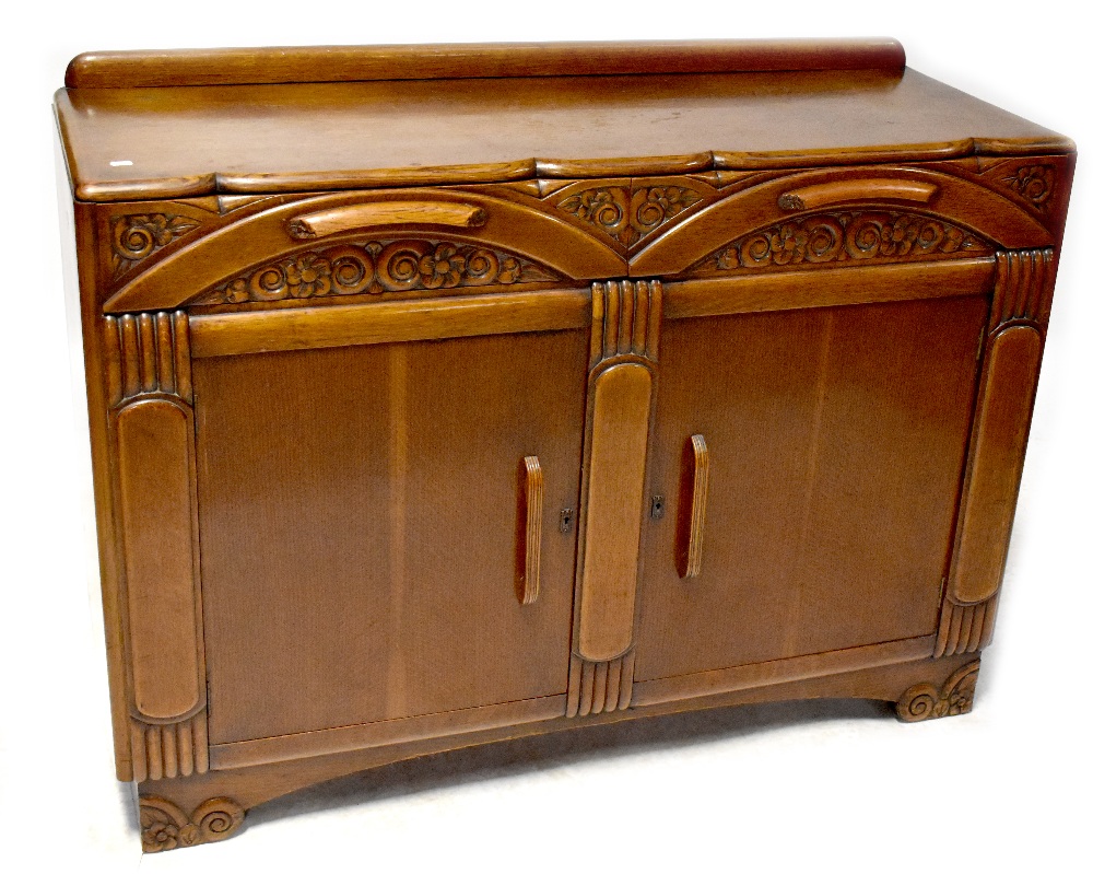 An early 20th century oak dining suite comprising a draw leaf table, - Image 2 of 2