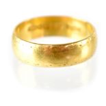 An antique hallmarked 22ct gold band ring size O, approx 5.4g.