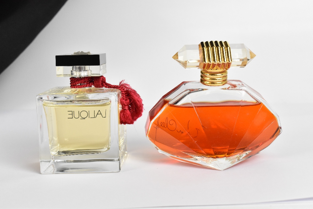 LALIQUE; a modern clear glass perfume bottle with contents 'Eau de Parfum', 100ml, fitted in - Bild 3 aus 4