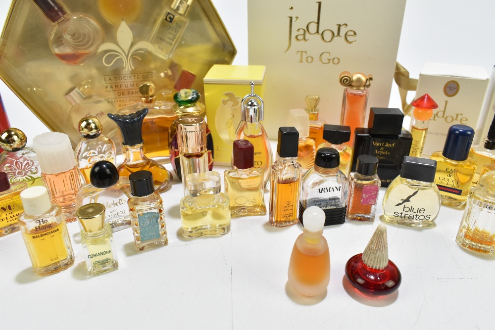 A quantity of miniature used and unused perfumes including Gucci, Armani, Balenciaga, Van Cleef - Bild 3 aus 7