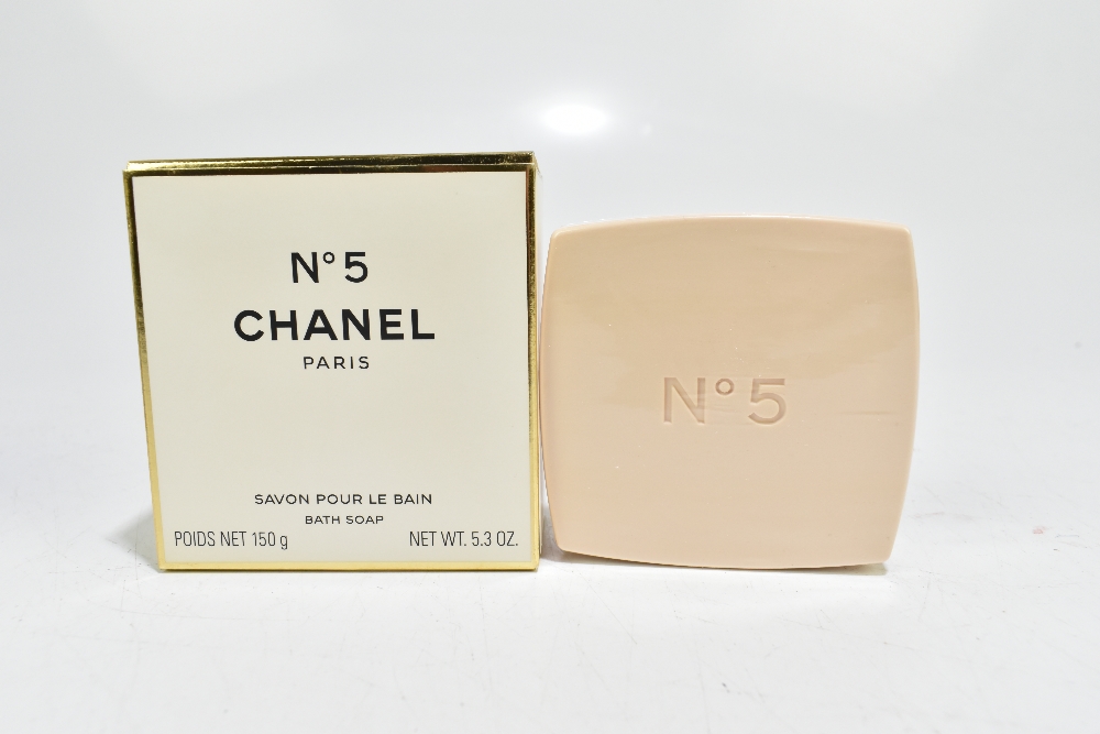 CHANEL NO.5; a box containing bath soap (complete and unused), a boxed half bottle of perfume, an - Bild 6 aus 8