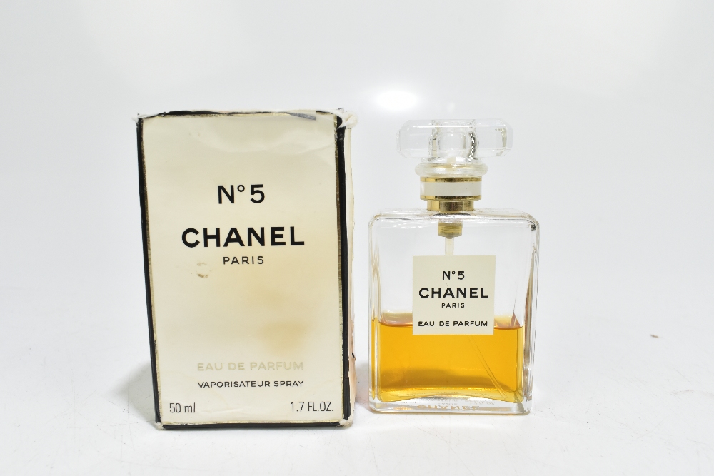 CHANEL NO.5; a box containing bath soap (complete and unused), a boxed half bottle of perfume, an - Bild 7 aus 8