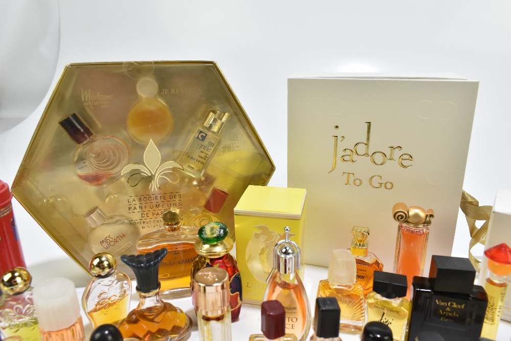 A quantity of miniature used and unused perfumes including Gucci, Armani, Balenciaga, Van Cleef - Bild 5 aus 7