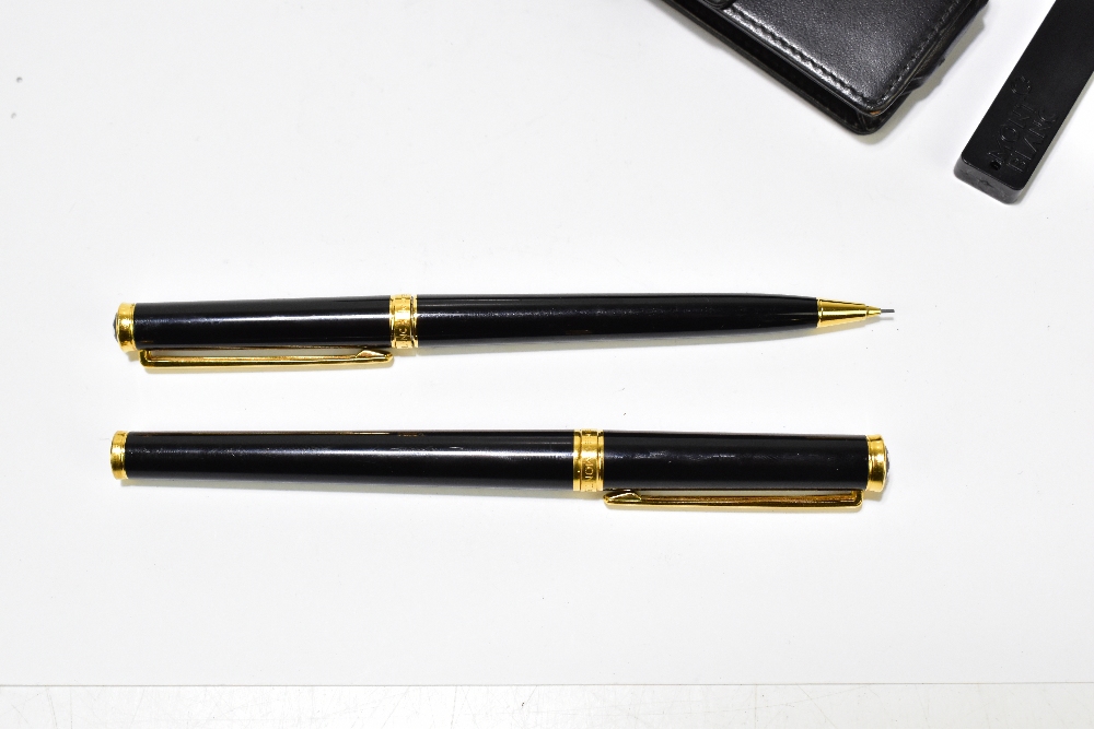 MONT BLANC; a fountain pen with 14ct gold nib and propelling pencil in simple leather wallet. - Bild 5 aus 5