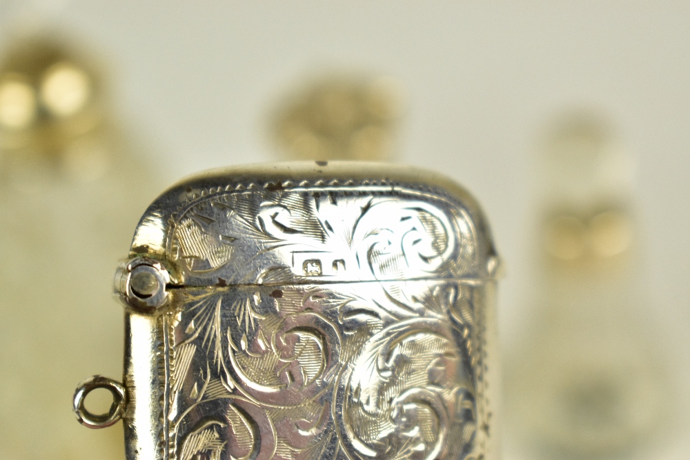 ROLLASON BROTHERS; a George V hallmarked silver vesta case with chased scrolling decoration, - Bild 3 aus 6