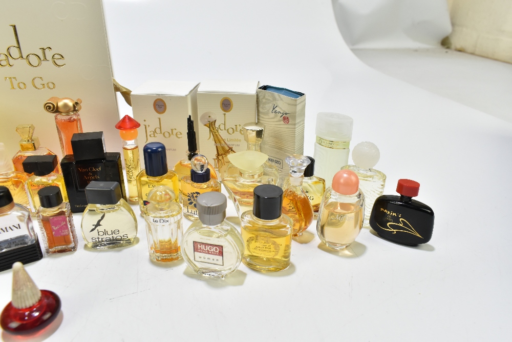 A quantity of miniature used and unused perfumes including Gucci, Armani, Balenciaga, Van Cleef - Bild 4 aus 7