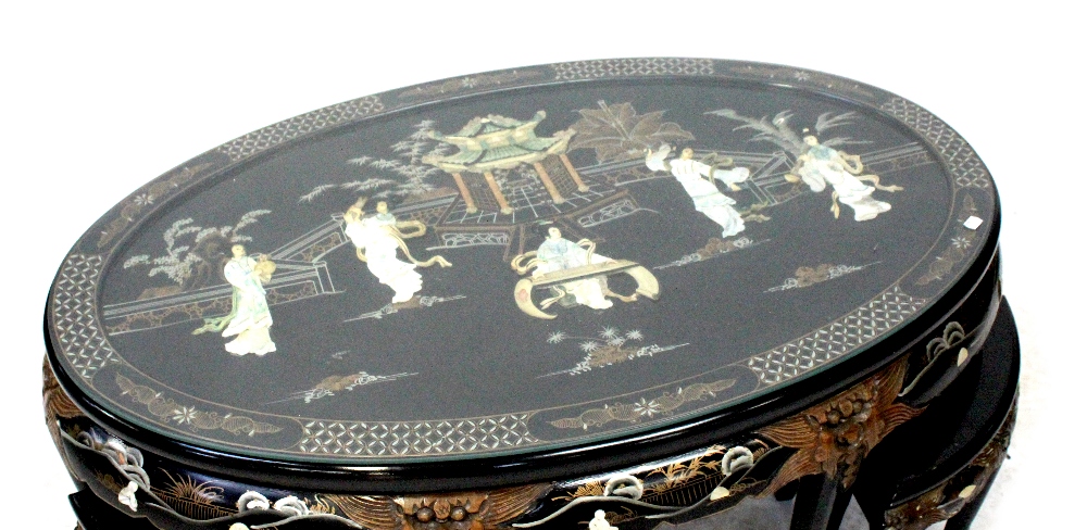 A modern Japanese black lacquer and Chinoiserie decorated table inlaid with hardstone scene of - Bild 3 aus 3
