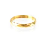 A 22ct gold band ring decorated with a raised hexagon pattern, size O, approx 2.8g.