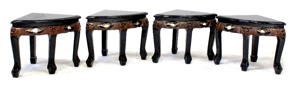 A modern Japanese black lacquer and Chinoiserie decorated table inlaid with hardstone scene of - Bild 2 aus 3