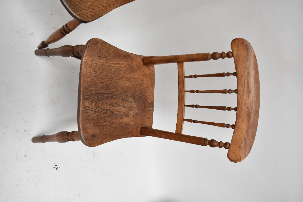 Two 19th century elm seated kitchen chairs to include a spindle back example (2). - Image 3 of 3