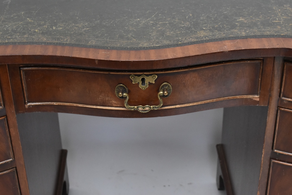 A reproduction mahogany veneered serpentine fronted kneehole desk, with green leather inset top - Image 2 of 8