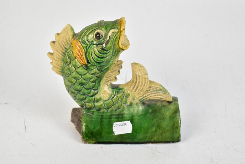A Chinese Tang style roof tile surmounted with a stylised fish and with sancai glaze, height 18cm. - Image 5 of 9