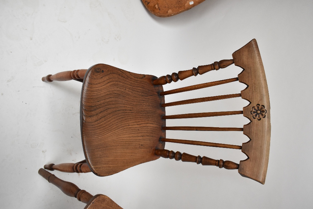 Two 19th century elm seated kitchen chairs to include a spindle back example (2). - Image 2 of 3